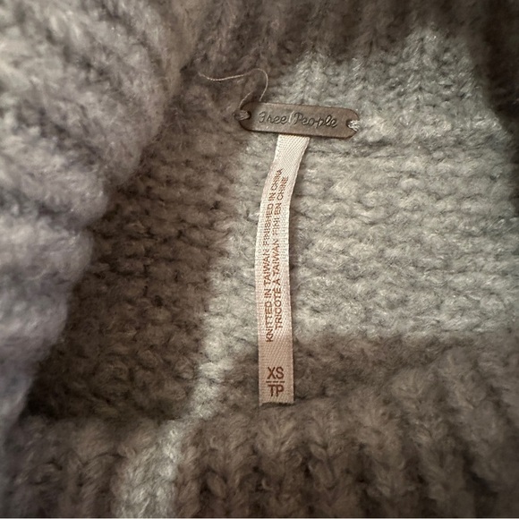 Free People Bradley Textured Popcorn Knit Turtleneck Sweater in Light Grey Sz XS - Picture 7 of 10
